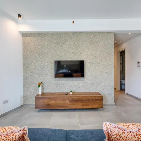 Stylish Heart Of St Julians Sleeps 5 Apartment *