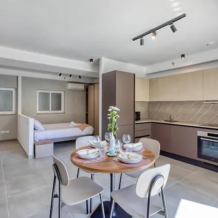 Stylish Heart Of St Julians Sleeps 5 * St Paul's Bay