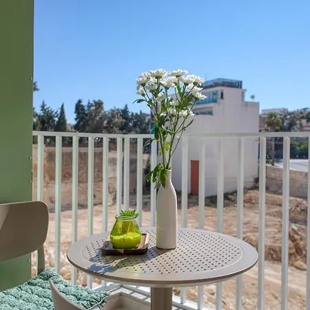 Stylish Heart Of St Julians Sleeps 5 St Paul's Bay