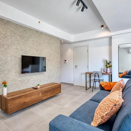 Stylish Heart Of St Julians Sleeps 5 * St Paul's Bay