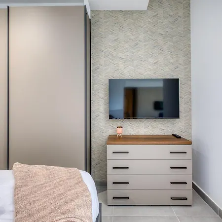 Stylish Heart Of St Julians Sleeps 5