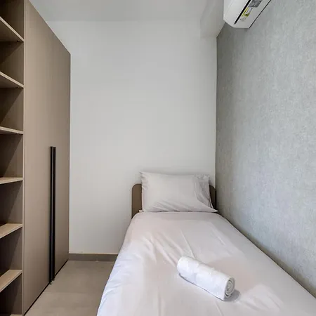 Stylish Heart Of St Julians Sleeps 5 * St Paul's Bay